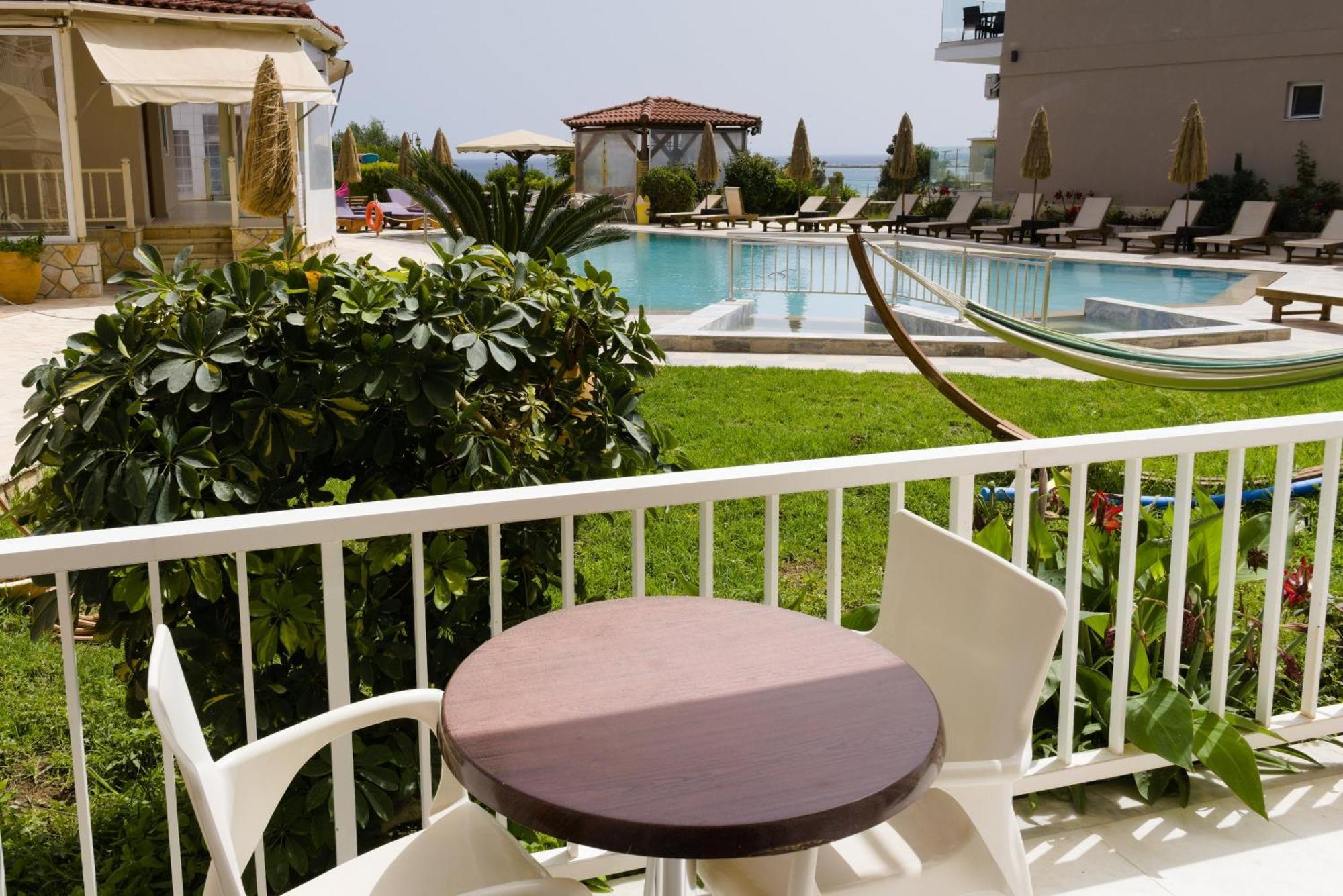 Amoudi Studios Apartments Hotel