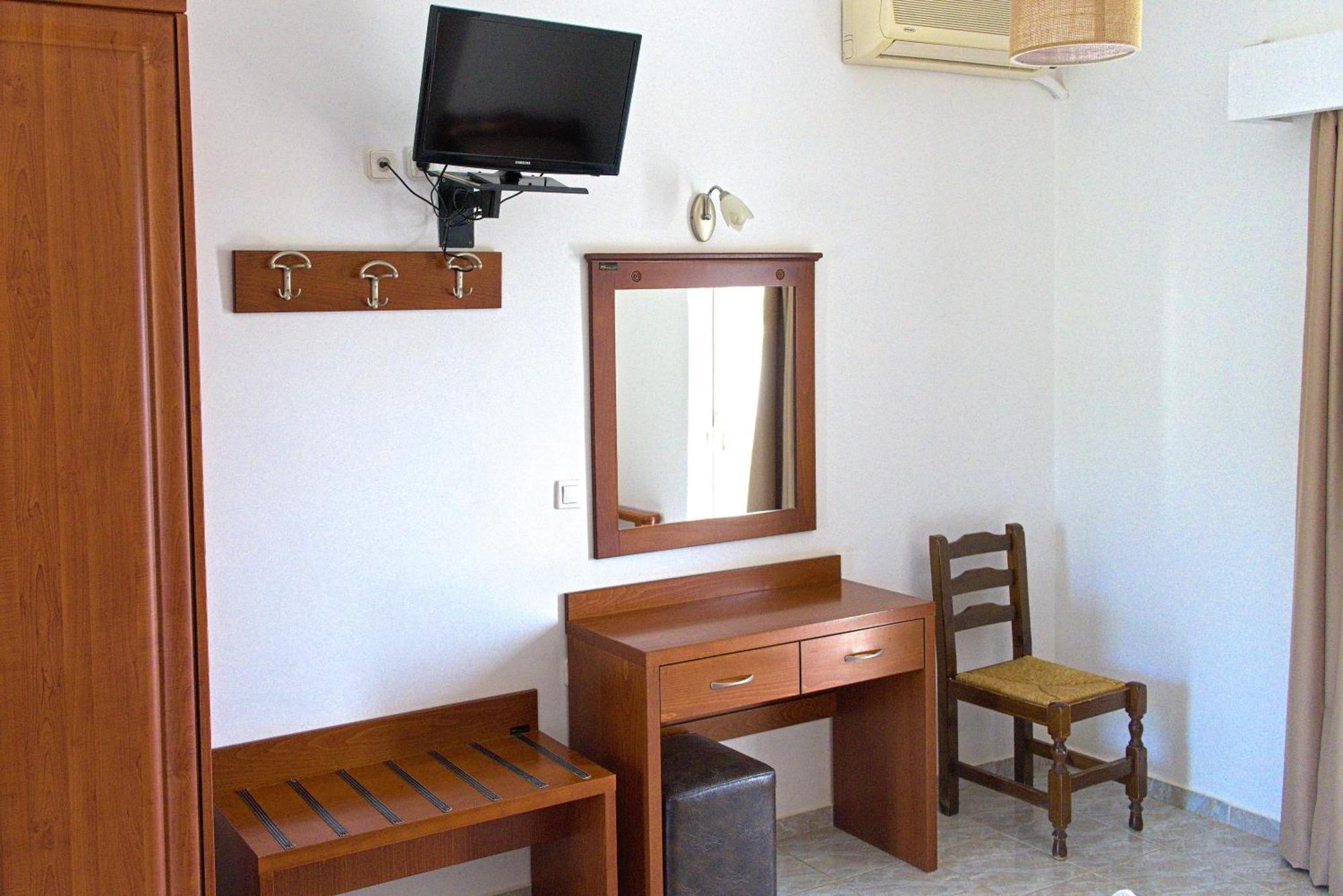 Amoudi Studios Apartments Hotel